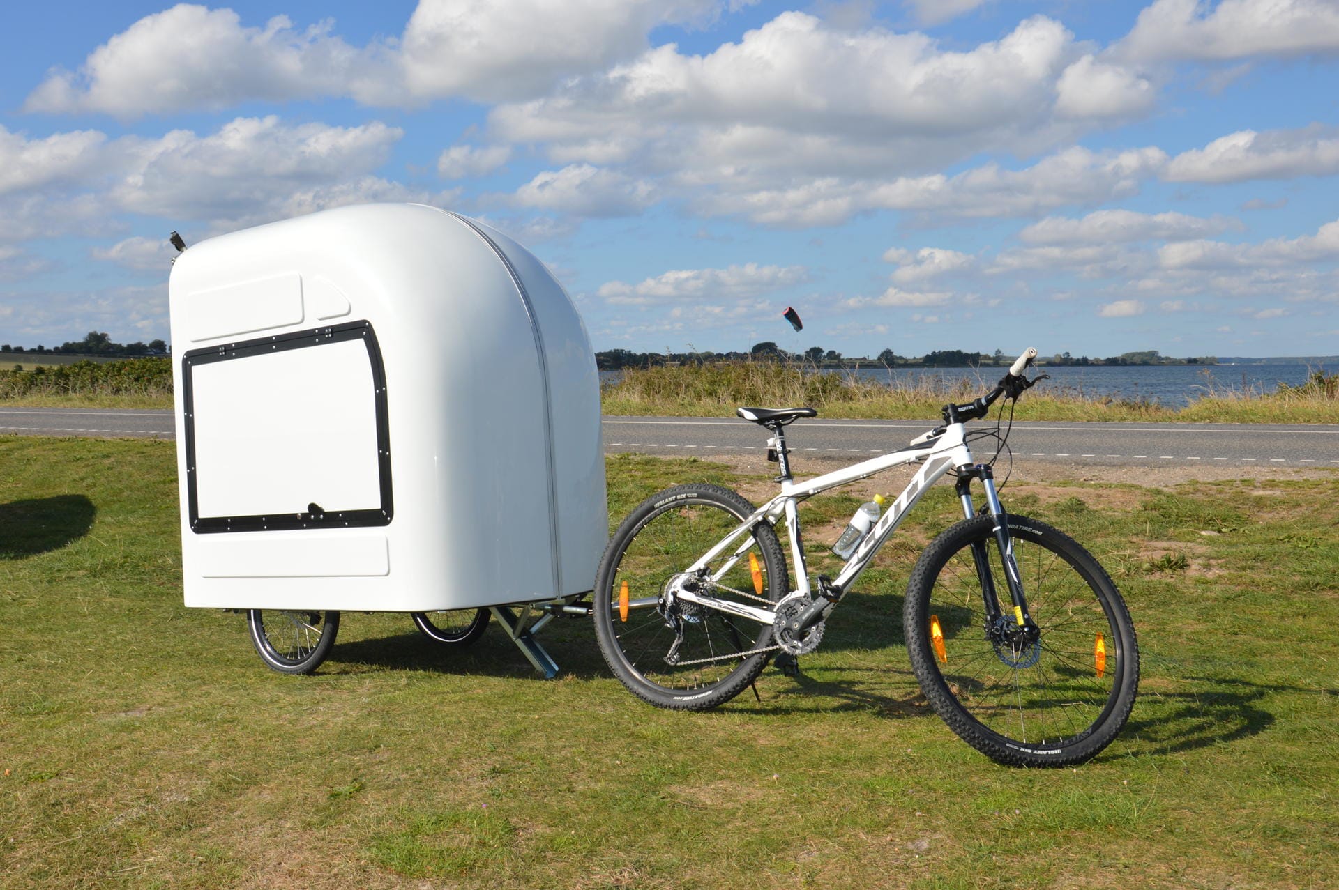 Für die ganz große Tour: Der ausziehbare kleine Fahrrad-Wohnanhänger von Wide Path Camper bietet unter anderem ein zum Esstisch umbaubares Bettmodul.