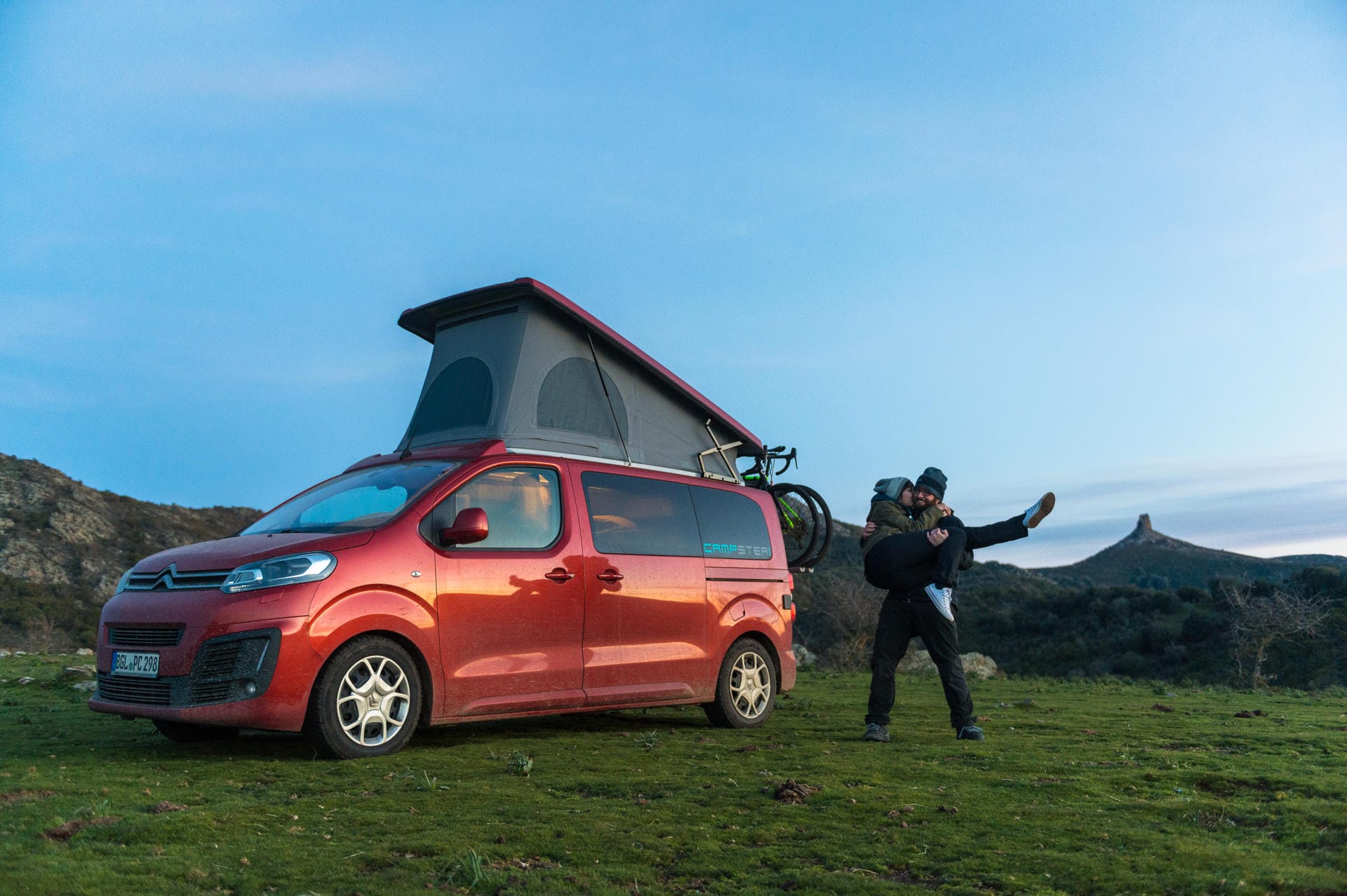 Erweiterter Freizeitraum: Pössl-Wohnmobil auf Basis des Citroën Spacetourer mit Aufstelldach.