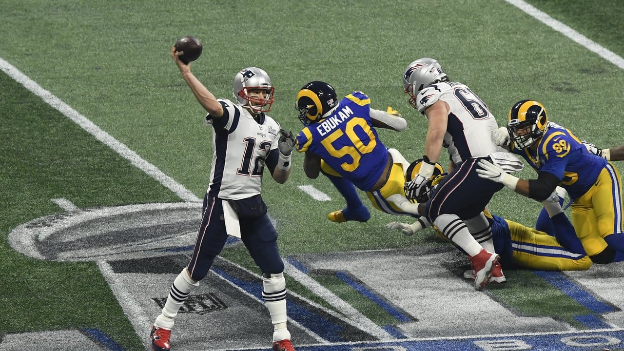 Quarterback Tom Brady (l) und die New England Patriots dominieren die NFL.