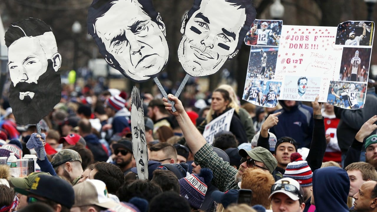 Fans feiern den Super-Bowl-Sieg der New England Patriots bei einer Parade durch die Innenstadt von Boston.