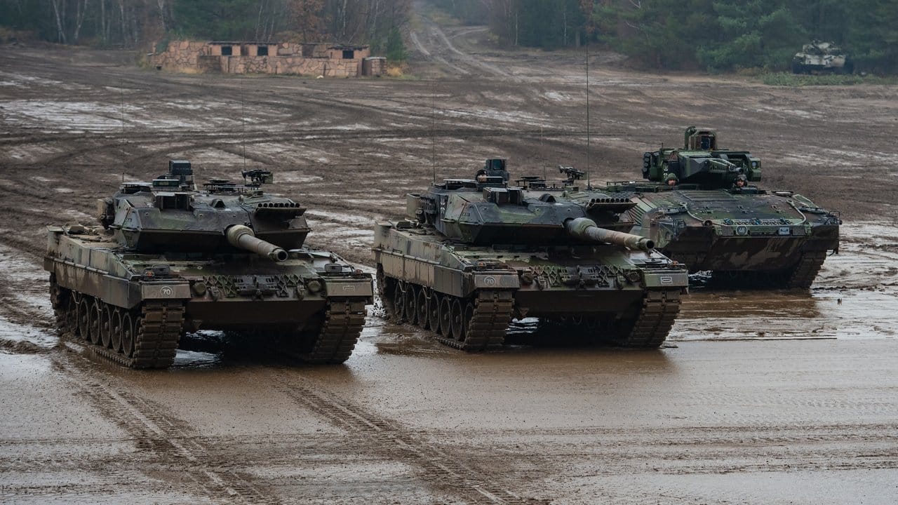 Kampfpanzer der Bundeswehr, vom Typ Leopard 2A6 und ein Schützenpanzer vom Typ Puma bei einer Übung in Munster.