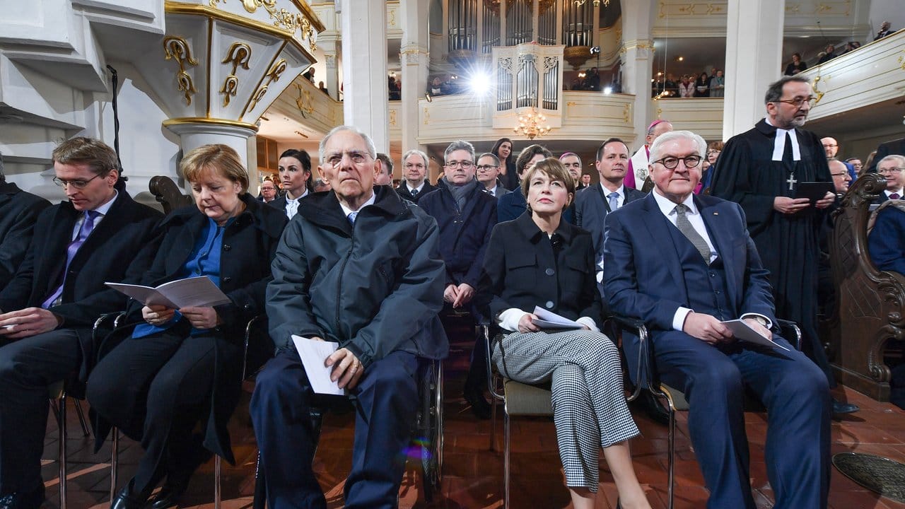 Bundesratspräsident Daniel Günther (l-r), Bundeskanzlerin Angela Merkel, Bundestagspräsident Wolfgang Schäuble und Bundespräsident Frank-Walter Steinmeier mit Frau Elke Büdenbender in der Herderkiche in Weimar.