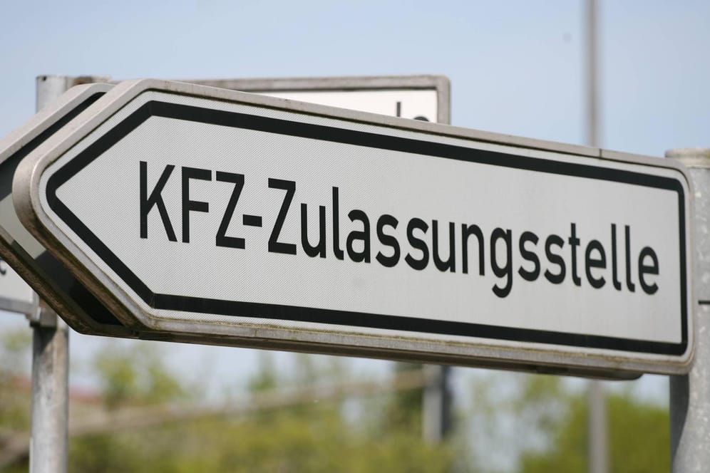 Auto ummelden: Wer umzieht oder neuer Halter wird, kommt um den Gang zur Zulassungsstelle nicht herum.