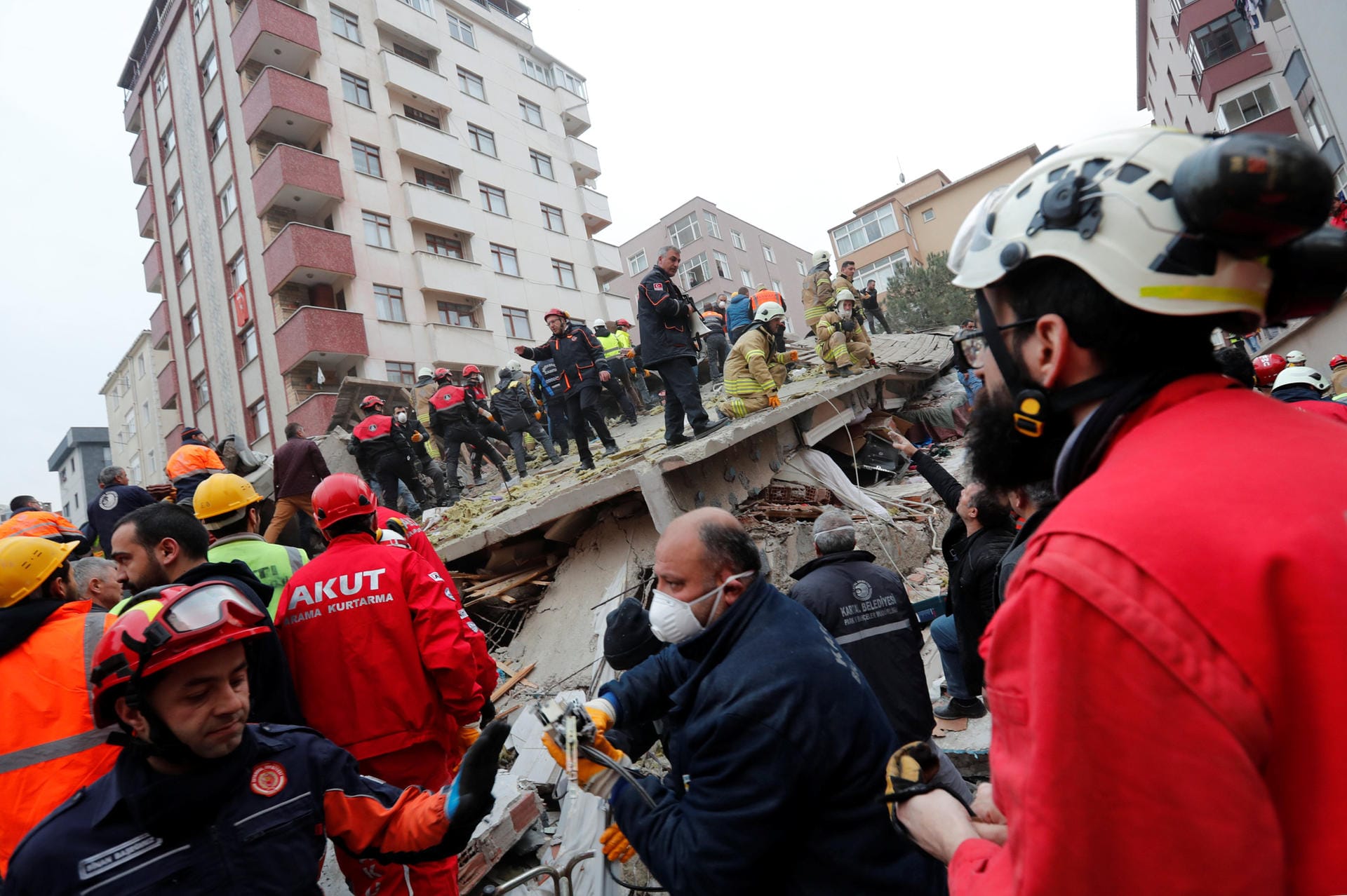 Nach einem Hauseinsturz in Istanbul sind zahlreiche Rettungskräfte im Einsatz.