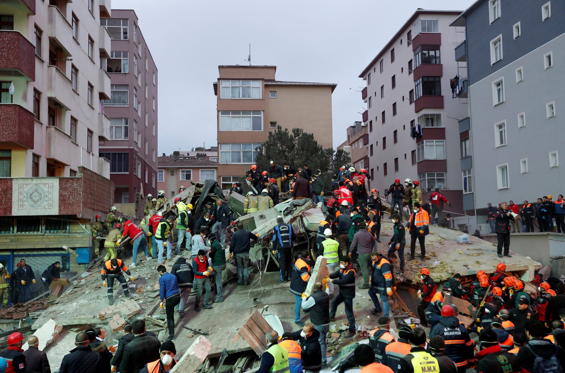 Rettungsarbeiter suchen nach einem Hauseinsturz in Istanbul nach Überlebenden.