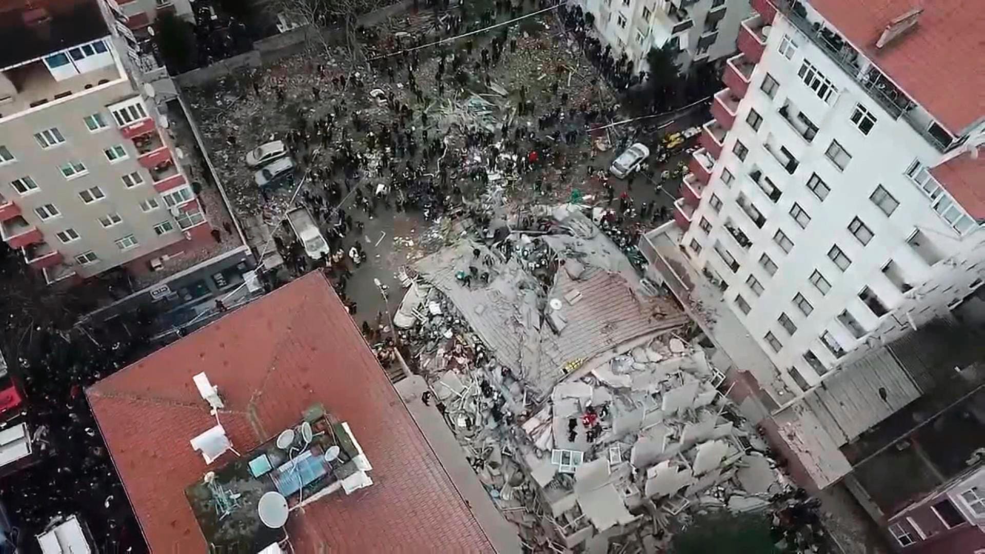 Dieses Standbild aus einem Video zeigt ein eingestürztes mehrstöckiges Gebäude in Istanbul.