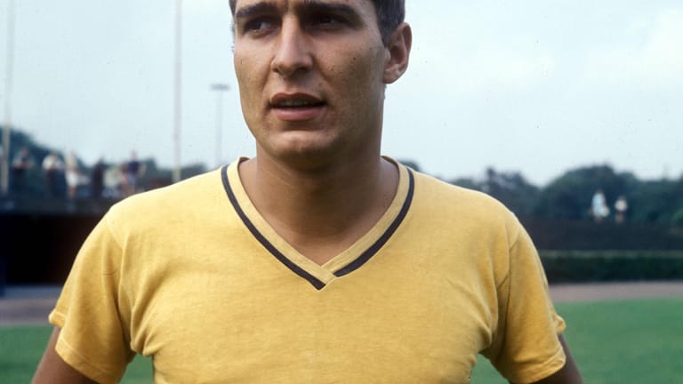 Rudi Assauer begann seine aktive Karriere in Herten, spielte von 1964 bis 1970 aber auch für den späteren Erzrivalen Borussia Dortmund aktiv. Hier ein Bild aus dem Jahre 1966, in dem er mit dem BVB den Europapokal der Pokalsieger gewann.