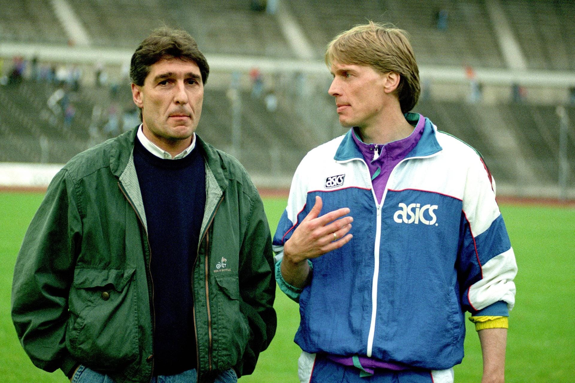 Nach seiner Entlassung auf Schalke wechselte Assauer in den Immobilienbereich und kehrte erst 1990 in den Fußball zurück. Er übernahm beim VfL Oldenburg das Amt des Managers. Hier im Bild mit Trainer Wolfgang Sidka (rechts).