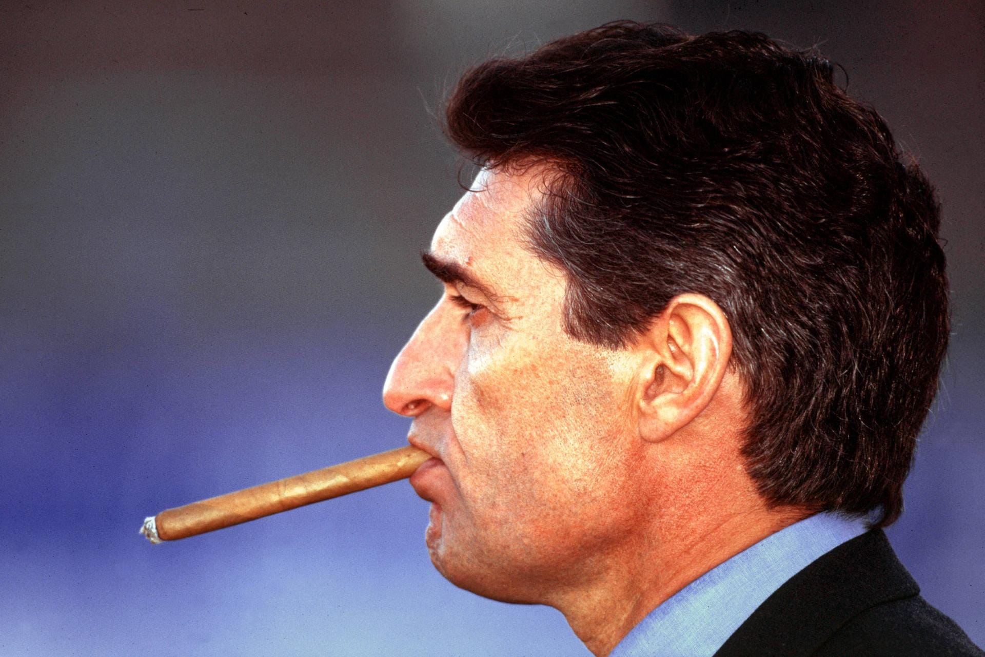 1993 wurde er zum zweiten Mal Manager auf Schalke. Schon damals sein Markenzeichen: Die Zigarre.
