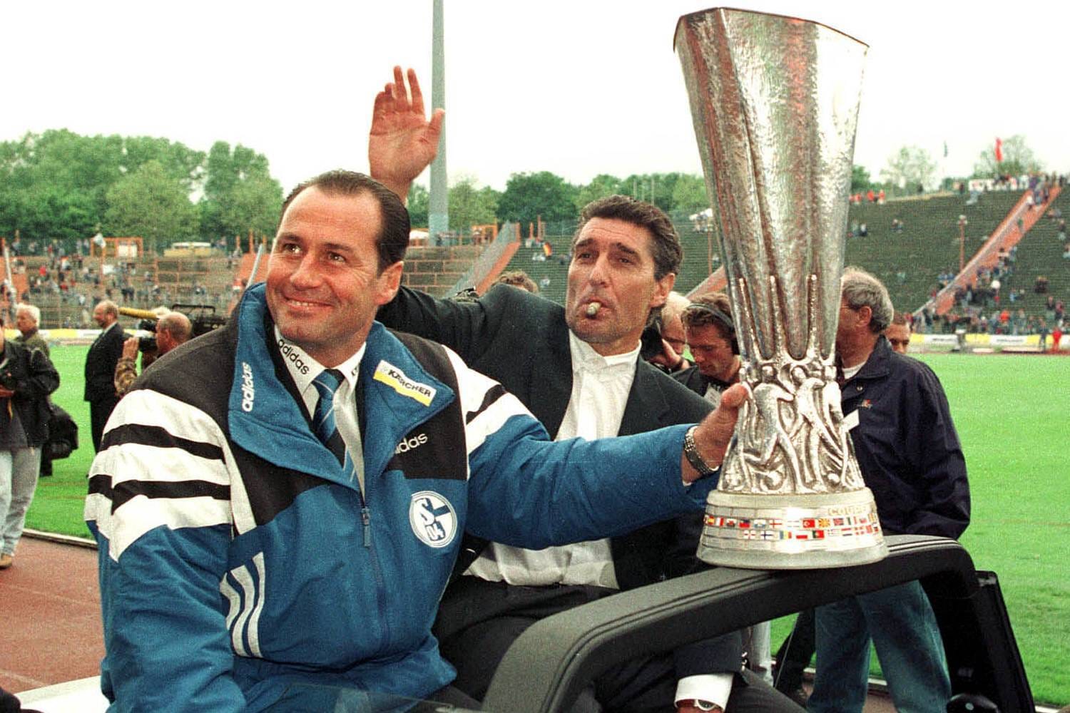 Der größte Triumph: Assauer (rechts) und Trainer Huub Stevens feiern den Sieg im Uefa-Pokal 1997.