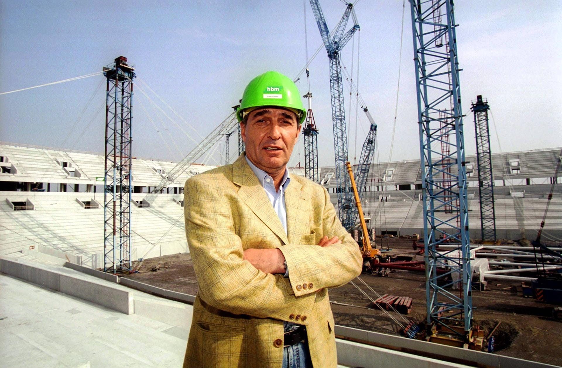 Sein größtes Projekt: Rudi Assauer auf der Arena-Baustelle. 2001 wurde das damals modernste Stadion Deutschlands eröffnet.