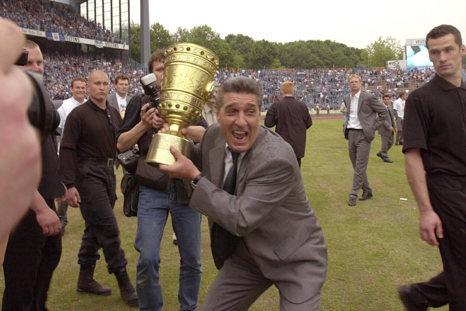 Und auch die Saison fand ein versöhnliches Ende. Schalke gewann den DFB-Pokal 2001.