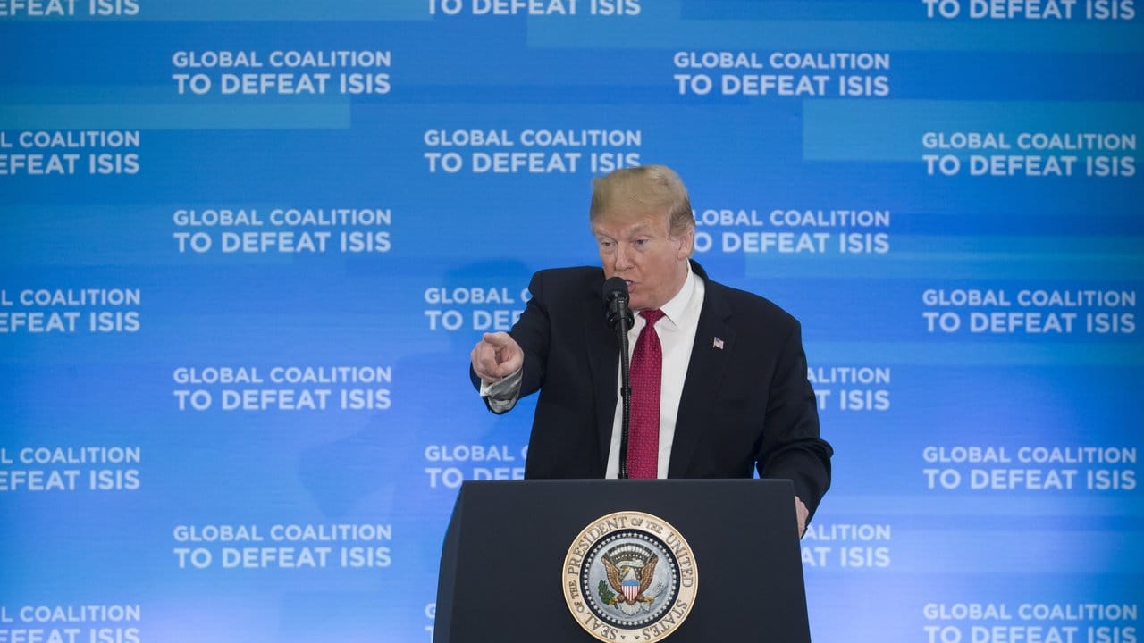 US-Präsident Donald Trump spricht auf der Anti-IS-Konferenz im Außenministerium.