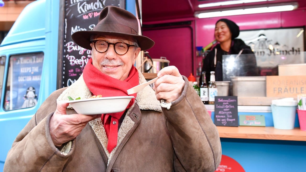 Berlinale-Direktor Dieter Kosslick eröffnet den Berlinale Street Food Markt auf dem Posdamer Platz.