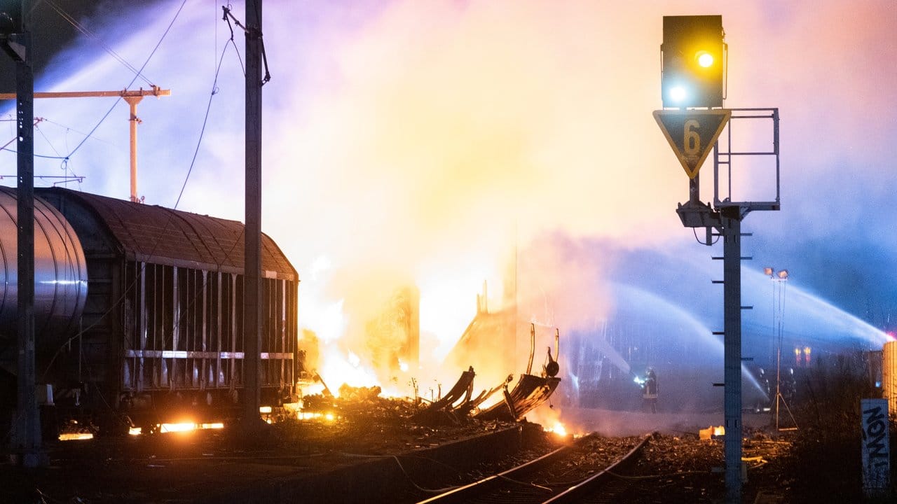 Immer wieder explodierten Spraydosen und flogen durch die Luft.