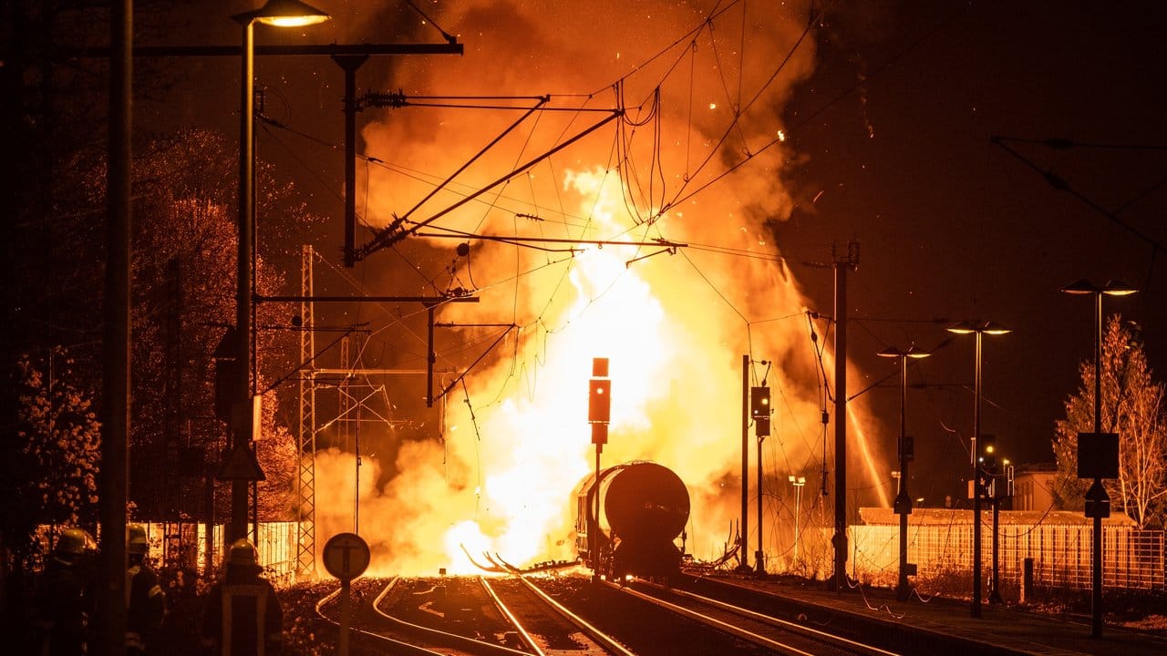 Die mit Haarspraydosen und Hygieneartikeln beladenen Güterwaggons waren in Flammen aufgegangen.