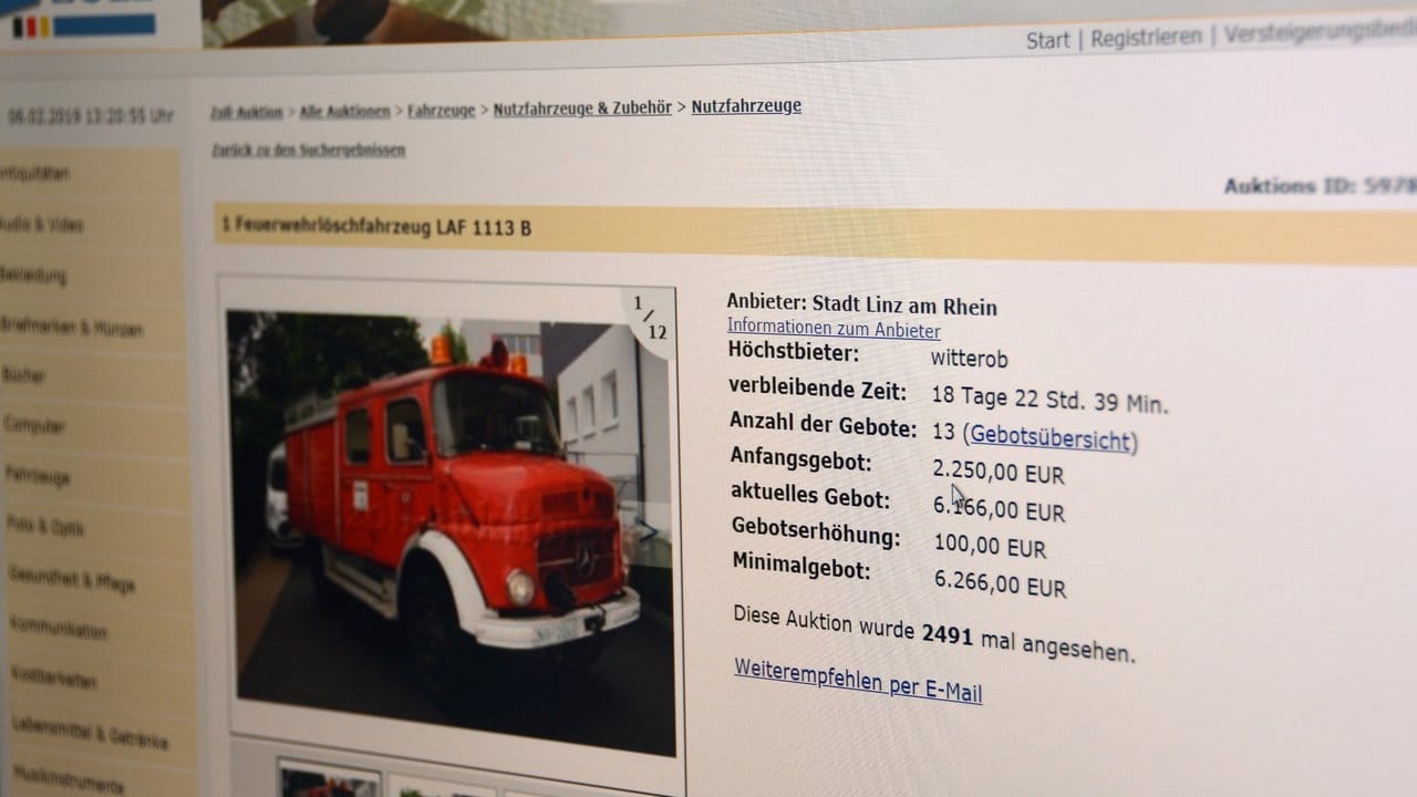 Auf den Auktionen landen einige Kuriositäten, zum Beispiel ein ausrangiertes Feuerwehrlöschfahrzeug der Stadt Linz.