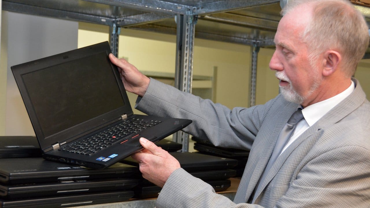 Reiner Emmerich, Leiter der Vollstreckungsstelle des Zolls in Bad Hersfeld, begutachtet in einem Warenlager Computer, die im Online-Auktionsportal www.