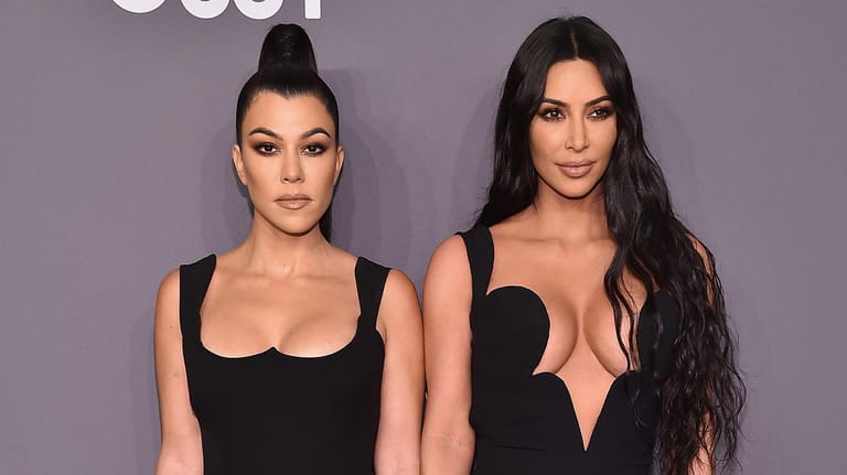 Die Schwestern Kourtney und Kim Kardashian.