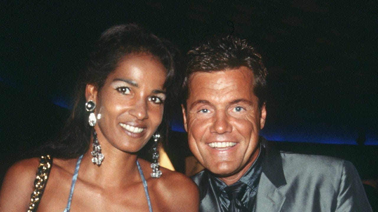 Dieter Bohlen mit seiner damaligen Freundin Nadja Abdel Farrag ("Naddel") 1999 bei der Verleihung der World Music Awards. Dieter Bohlen mit seiner damaligen Freundin Nadja Abdel Farrag ("Naddel") 1999 bei der Verleihung der World Music Awards.
