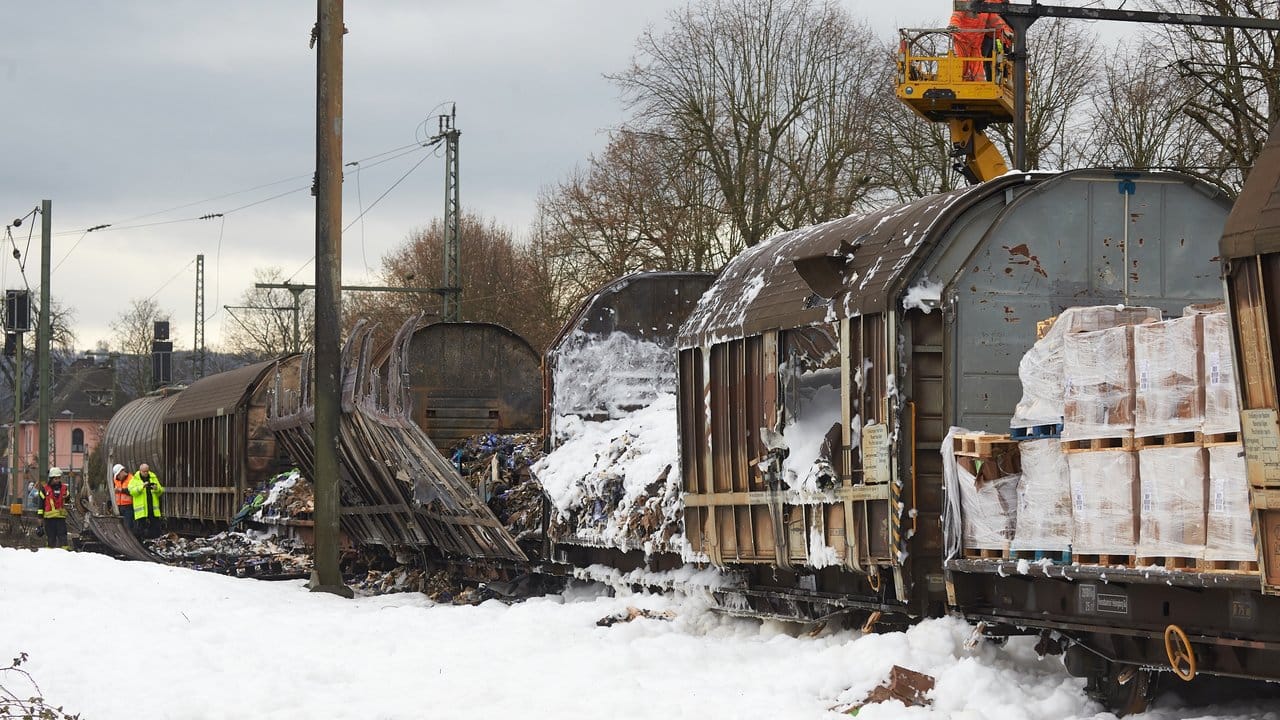 Nach dem Brand von vier Güterzugwaggons sind Bahnmitarbeiter mit der Bergung und der Reparatur der Strecke beschäftigt.