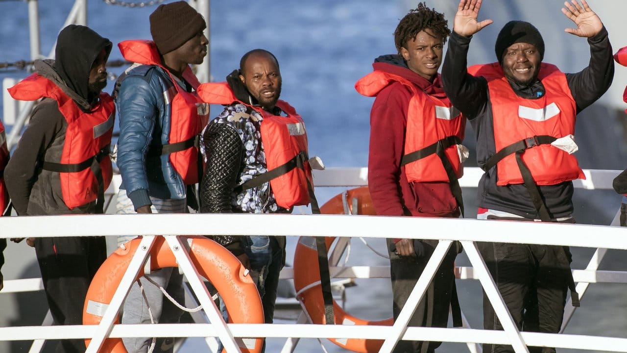 Migranten dürfen nach tagelangem Warten in Malta ein deutsches Rettungsschiff verlassen: dürfen.