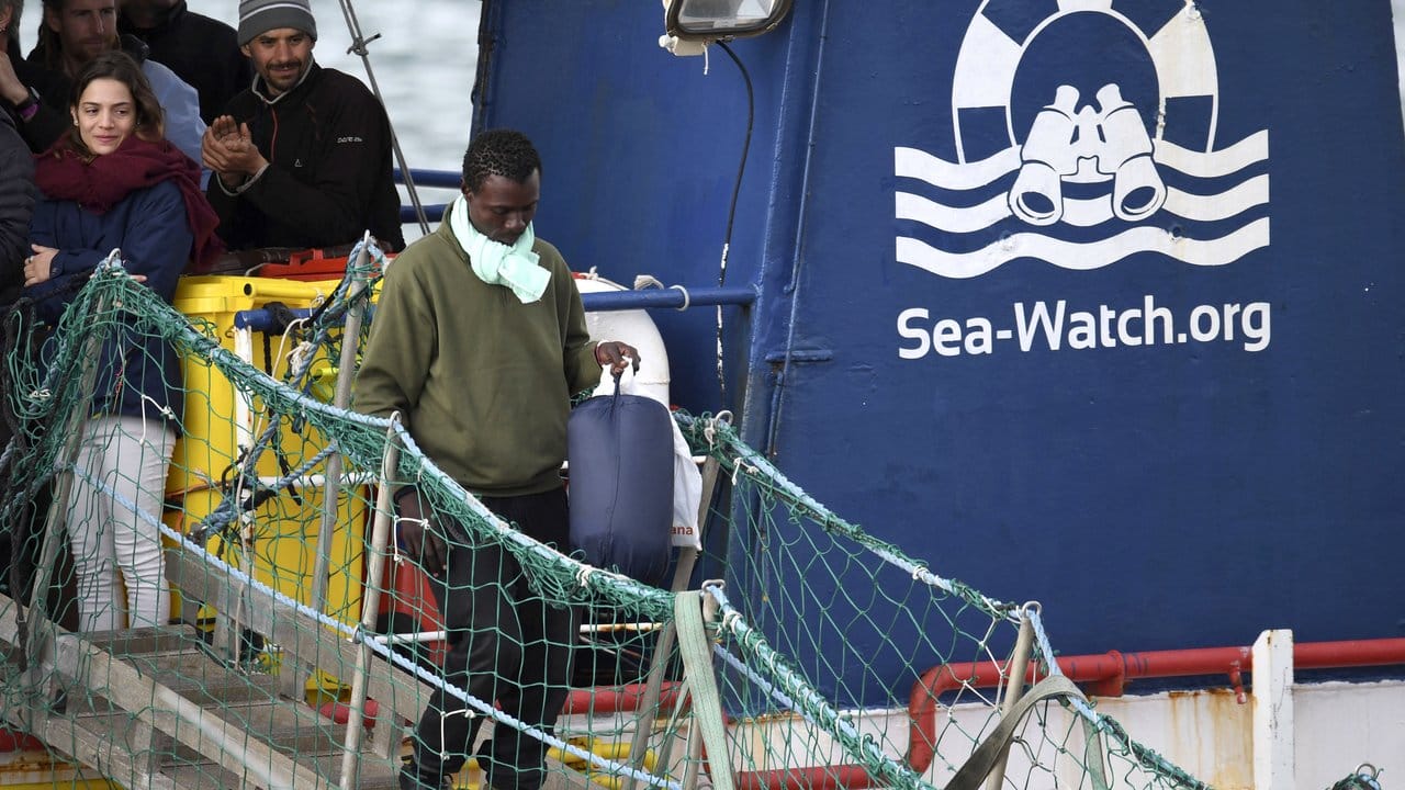 Erst nach fast zwei Wochen auf der "Sea-Watch 3" durften die geretteten Flüchtlinge Ende Januar in Italien an Land.