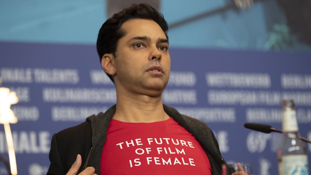 Rajendra Roy, Filmkurator des Museum of Modern Art in New York, zeigt sein T-Shirt mit der Aufschrift "The future of film is female".
