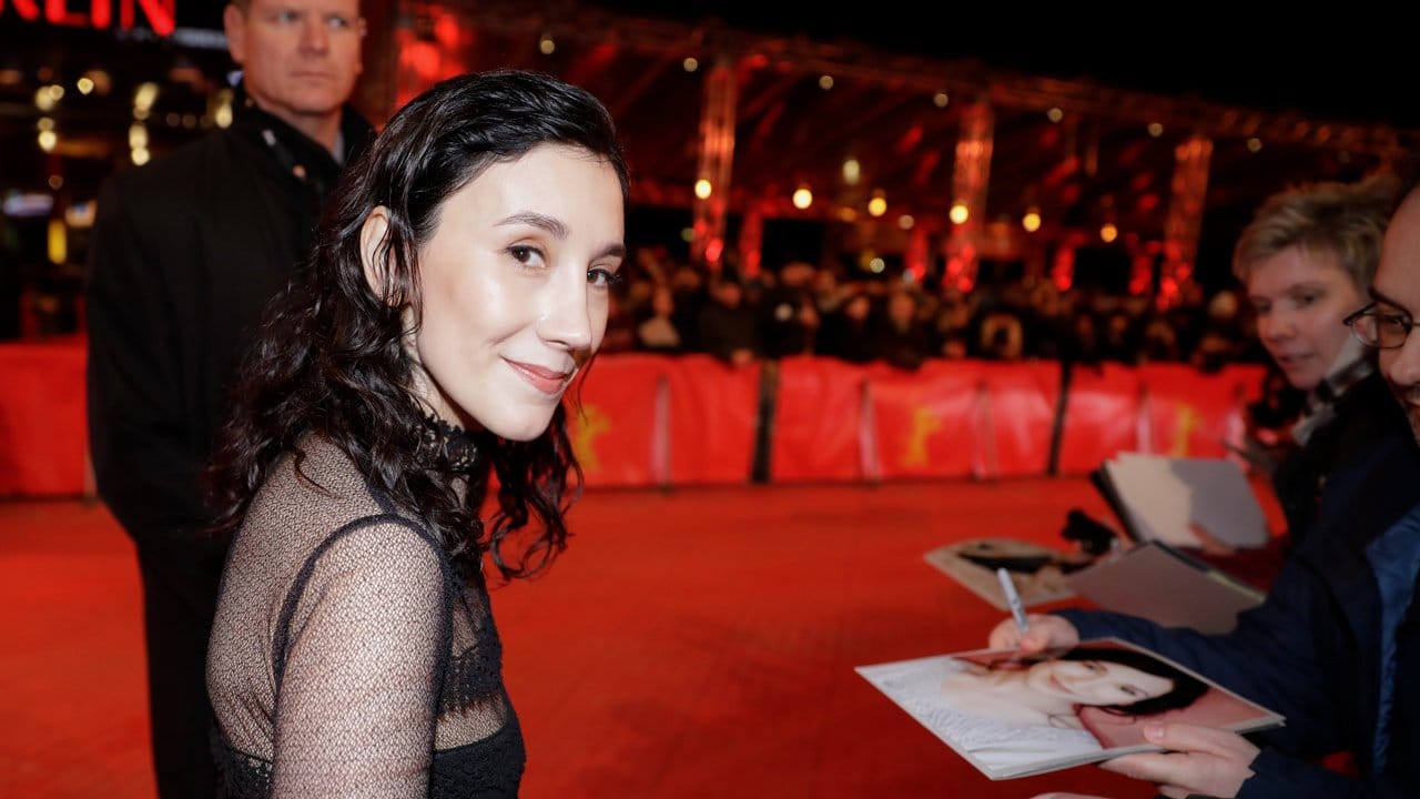 Sibel Kekilli schreibt Autogramme. Sibel Kekilli schreibt Autogramme.