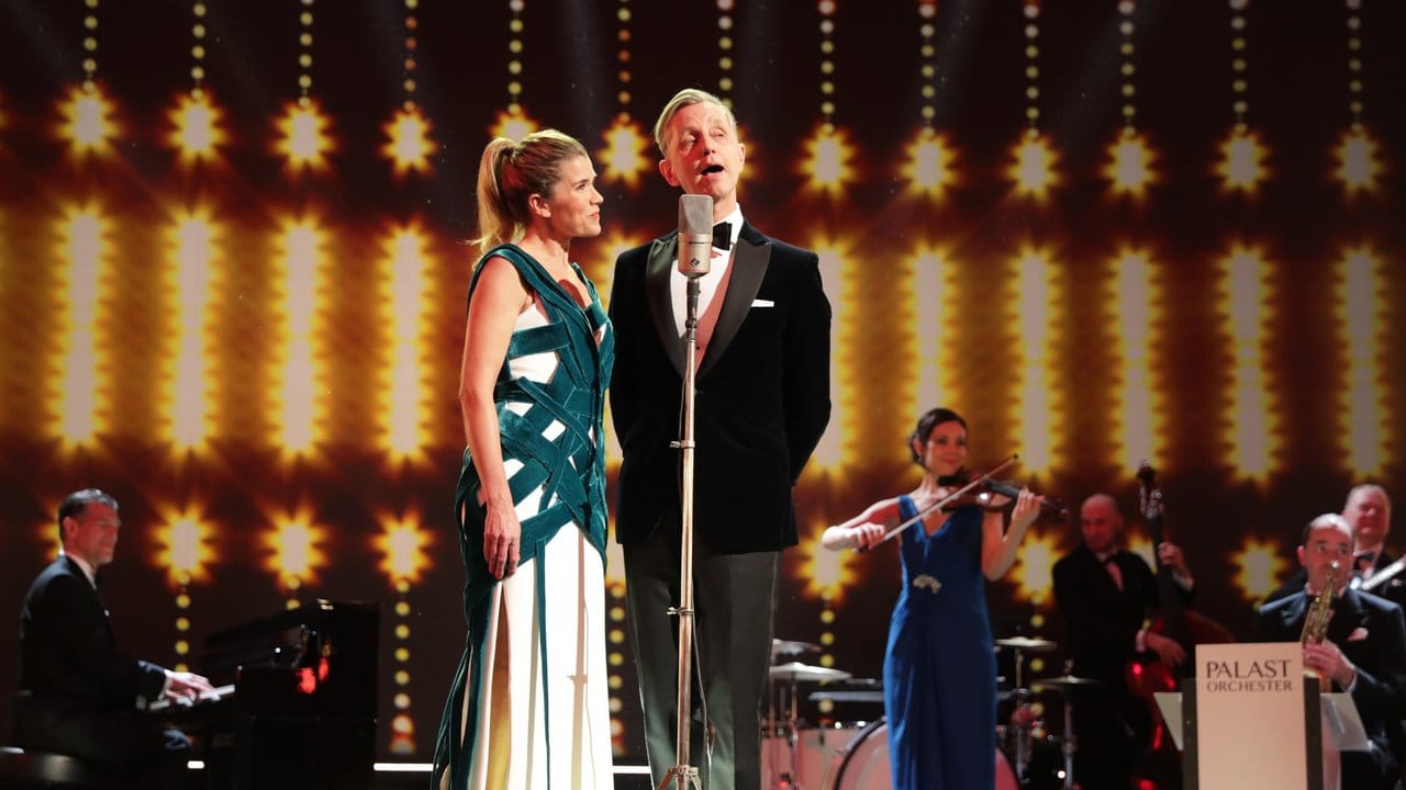 Anke Engelke und Max Raabe bringen Dieter Kosslick ein Ständchen. Anke Engelke und Max Raabe bringen Dieter Kosslick ein Ständchen.