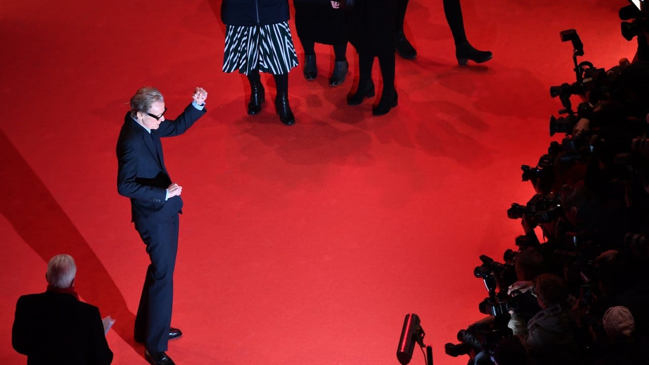 Bill Nighy hat den ganzen Tag über Autogramme geschrieben und Fotos gemacht. Bill Nighy hat den ganzen Tag über Autogramme geschrieben und Fotos gemacht.