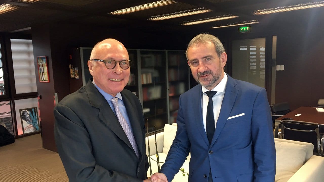 Hermann Parzinger (r), Präsident der Stiftung Preußischer Kulturbesitz, und sein französischer Amtskollege Stéphane Martin in Paris. Hermann Parzinger (r), Präsident der Stiftung Preußischer Kulturbesitz, und sein französischer Amtskollege Stéphane Martin in Paris.