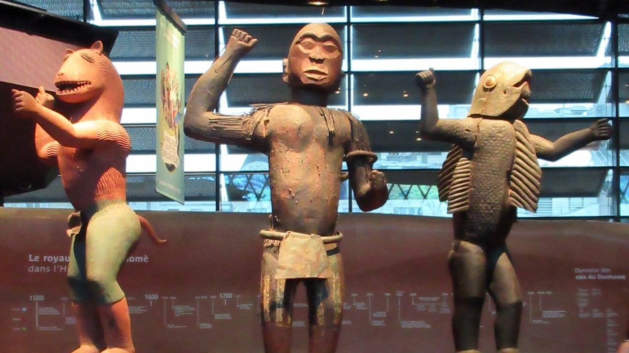 Große königliche Statuen des Königreichs Dahomey aus den Jahren 1890-1892 im Quai Branly Museum-Jacques Chirac. Große königliche Statuen des Königreichs Dahomey aus den Jahren 1890-1892 im Quai Branly Museum-Jacques Chirac.