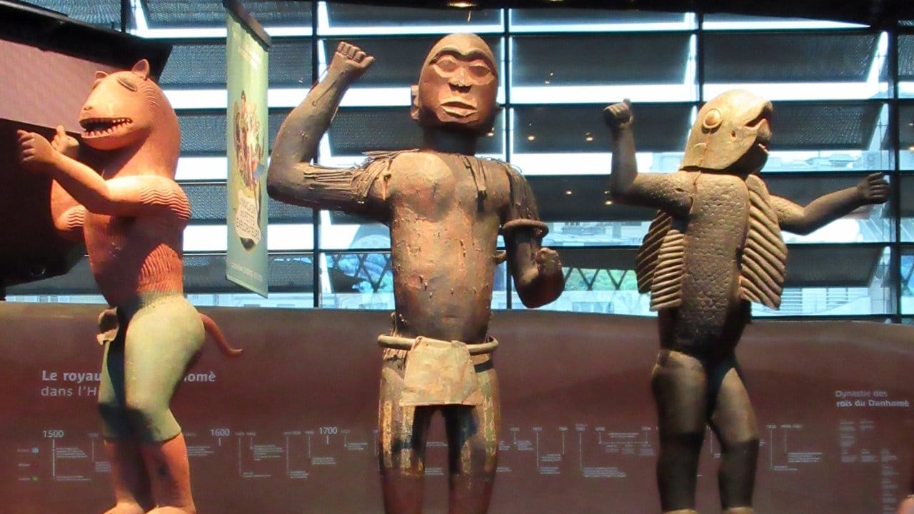 Große königliche Statuen des Königreichs Dahomey aus den Jahren 1890-1892 im Quai Branly Museum-Jacques Chirac.