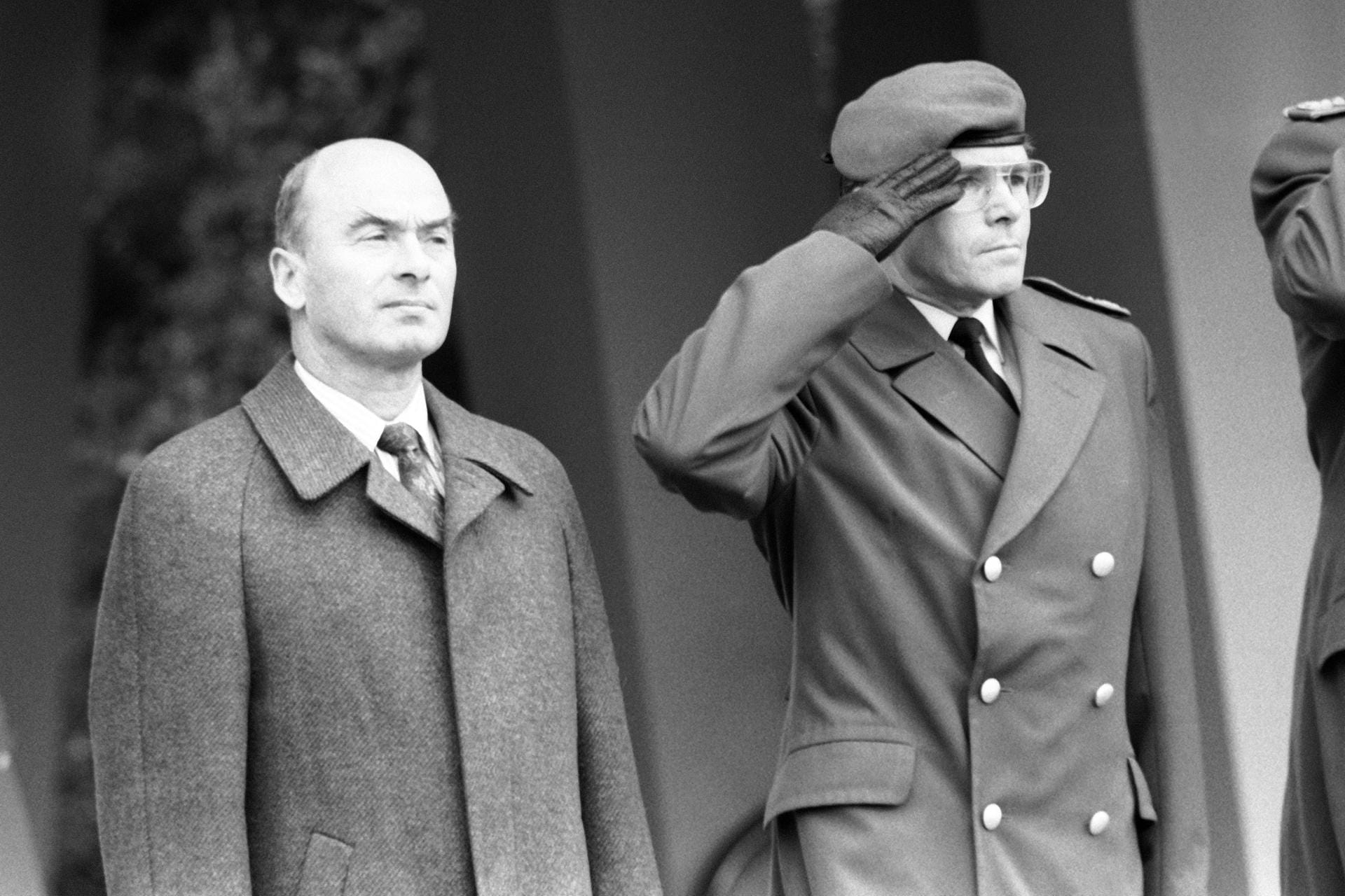 Dezember 1992: Im gleichen Jahr wurde Schönbohm Staatssekretär für Sicherheitspolitik, Rüstung und Bundeswehrplanung. Hier ist er neben General Klaus Naumann zu sehen.