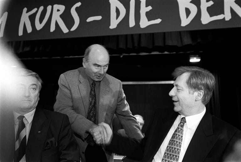 Februar 1998: Auf dem CDU Landesparteitag gratuliert Innensenator Schönbohm Eberhard Diepgen zu seiner Wiederwahl.