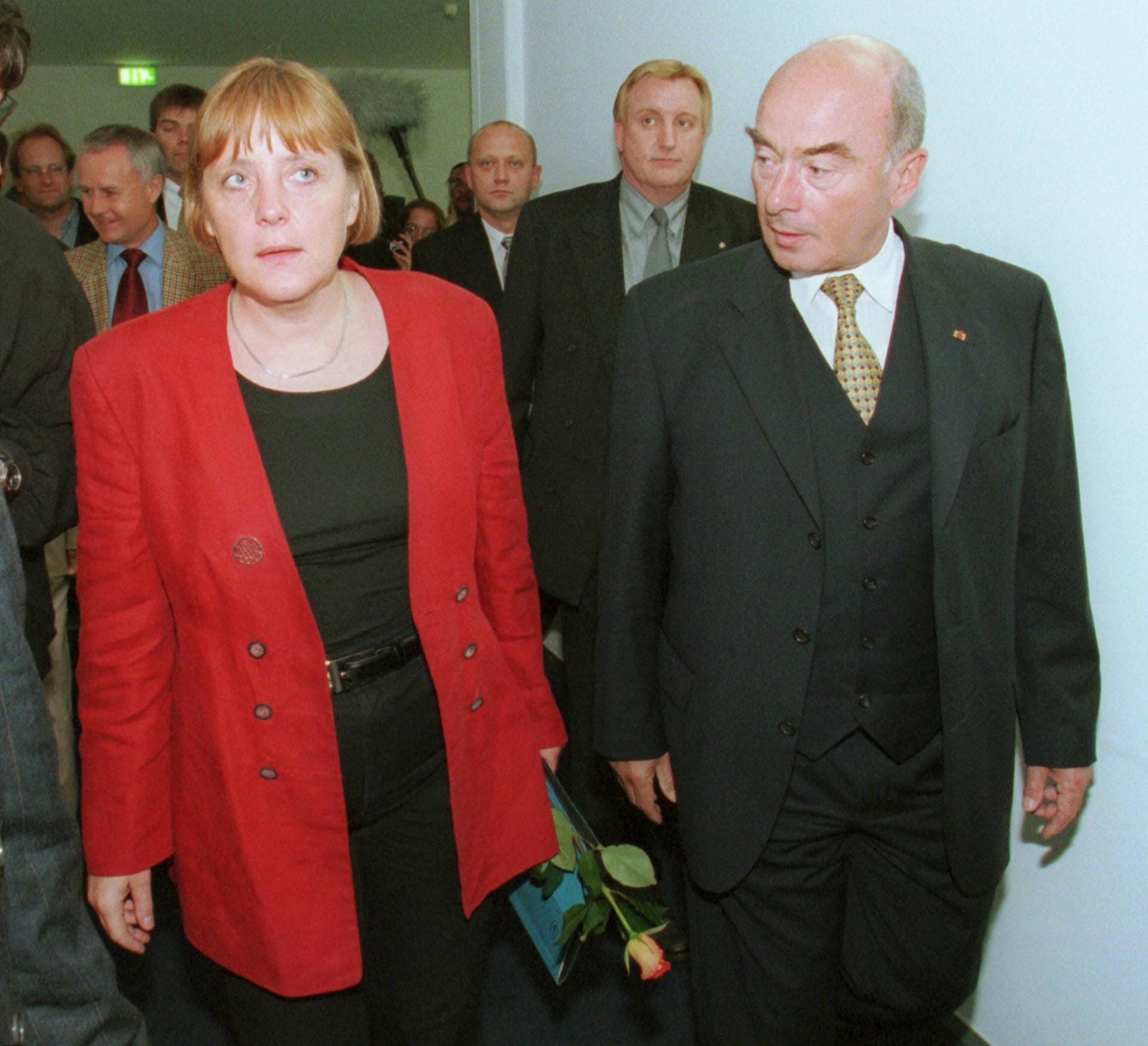 Juli 2000: Die damalige CDU-Vorsitzende Angela Merkel neben dem Innenminister Brandenburgs. Schönbohm wurde 1999 als stellvertretender Ministerpräsident des Bundeslandes gewählt.