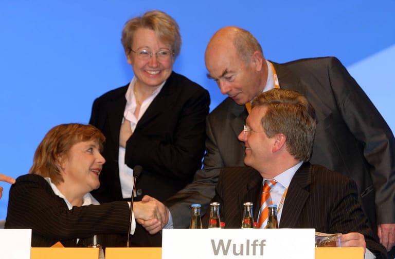 Dezember 2004: Schönbohm gratuliert Angela Merkel neben Annette Schavan und Christian Wulff zum wiedergewählten CDU-Parteivorsitz.