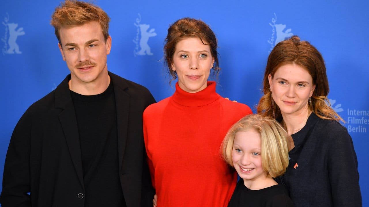 Albrecht Schuch (l-r), Regisseurin Nora Fingscheidt, Helena Zengel und Lisa Hagmeister beim Photocall zum Film "Systemsprenger" in Berlin. Albrecht Schuch (l-r), Regisseurin Nora Fingscheidt, Helena Zengel und Lisa Hagmeister beim Photocall zum Film "Systemsprenger" in Berlin.
