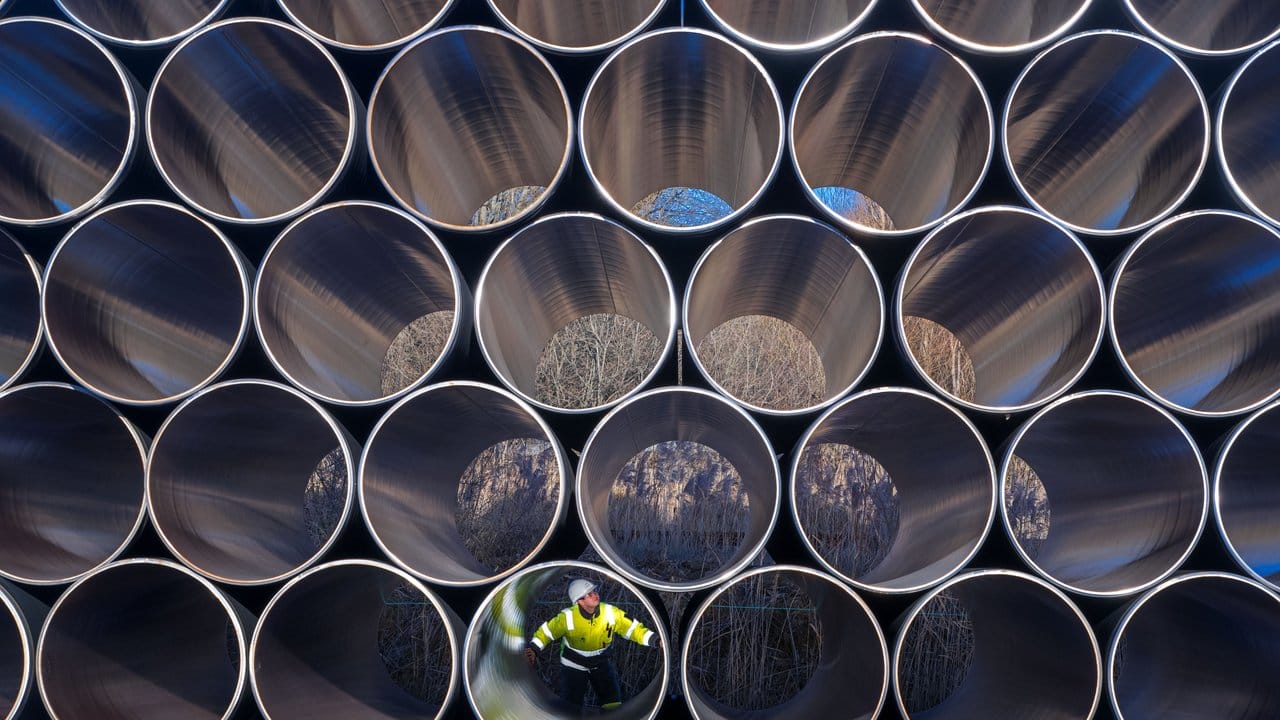 Ein Mitarbeiter prüft tonnenschwere Rohre für die zukünftige Ostsee-Erdgastrasse Nord Stream 2 auf einem Lagerplatz im Hafen vom Mukran auf Rügen.