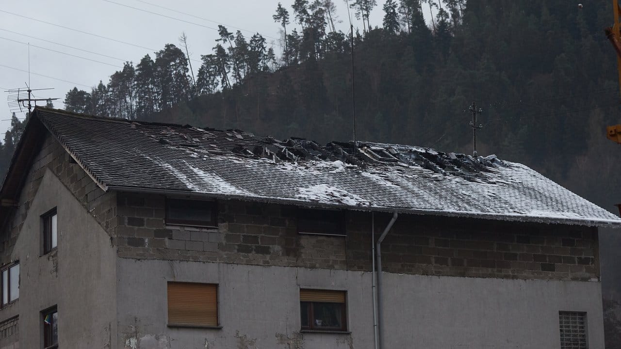 Blick auf das ausgebrannte Dachgeschoss des Mehrfamilienhauses im rheinland-pfälzischen Lambrecht.