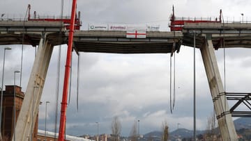 Kräne senken einen Abschnitt der Morandi-Brücke ab: Ein halbes Jahr nach dem Einsturz der Autobahnbrücke laufen die Abrissarbeiten an den Überresten des Viadukts.