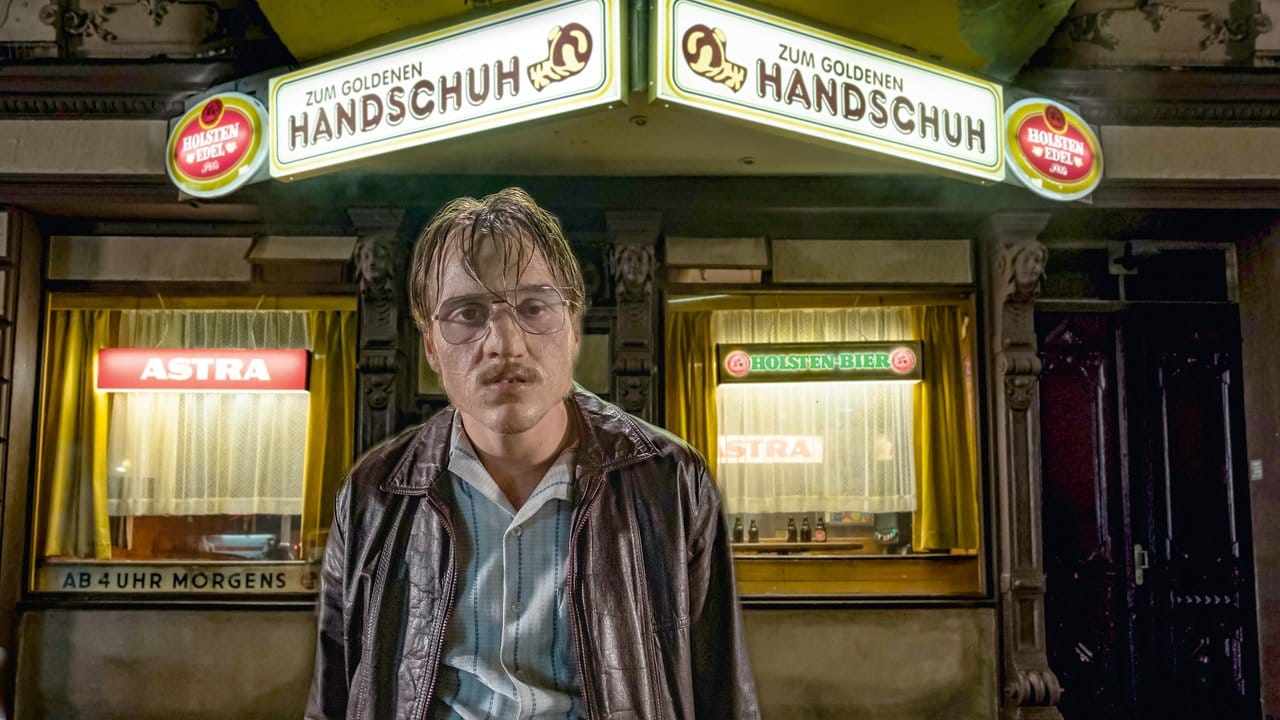 Jonas Dassler als Fritz Honka in einer Szene des Kinofilms "Der goldene Handschuh".