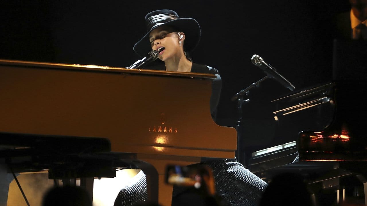 Alicia Keys moderierte nicht nur, sondern spielte auch auf zwei Flügeln.