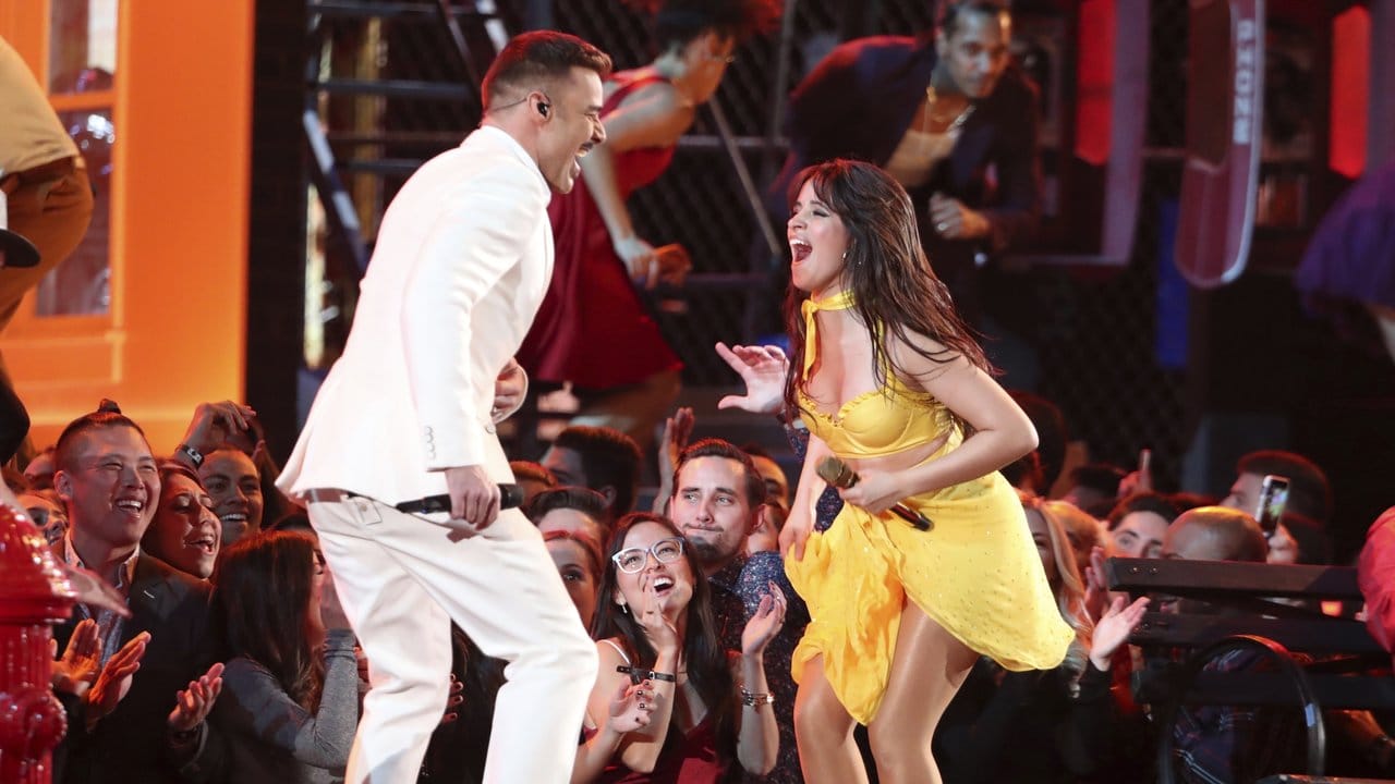 Camila Cabello und Ricky Martin sorgten gleich zu Beginn der Show für gute Stimmung.
