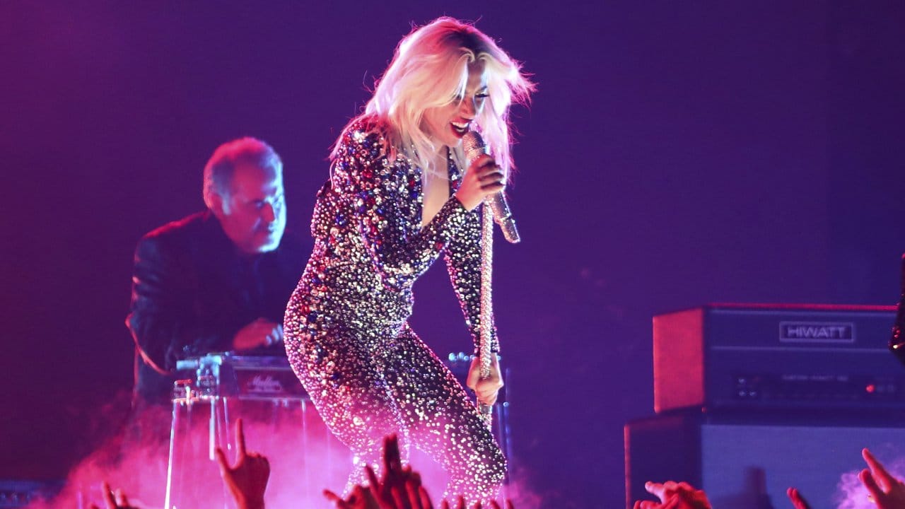 Lady Gaga liefert eine energiegeladene Rock-Show ab.