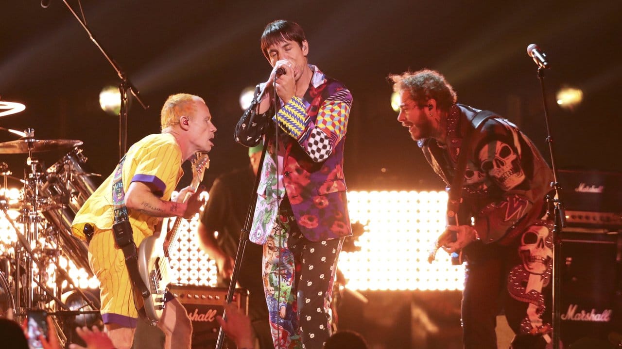 Post Malone (r) tritt mit den Red Hot Chili Peppers auf.