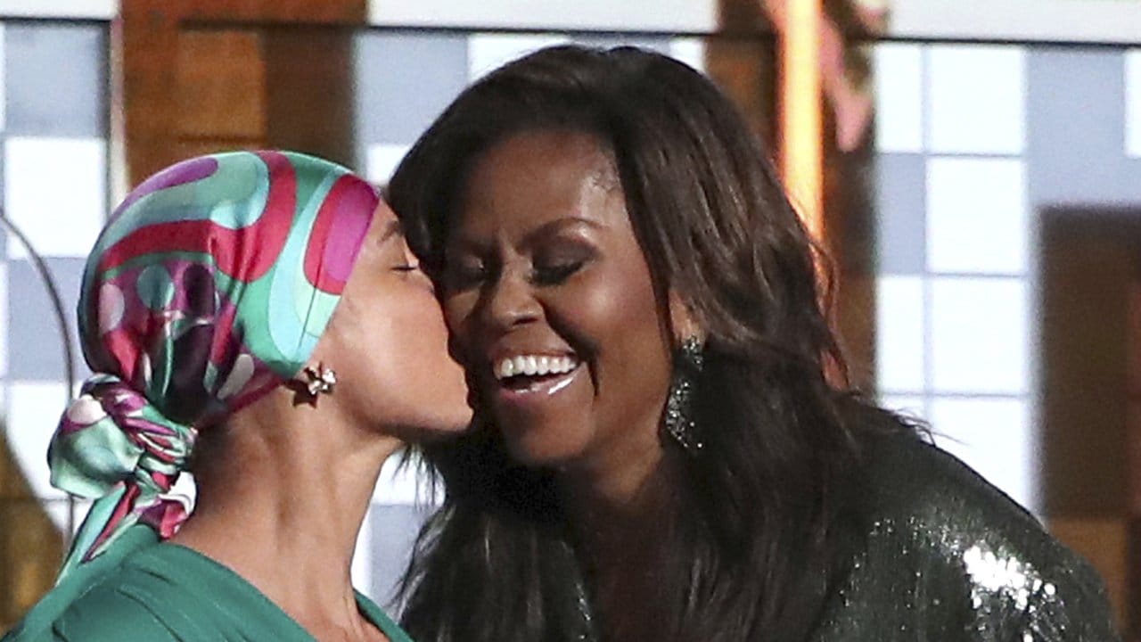 Moderatorin Alicia Keys (l) gibt Überraschungsgast Michelle Obama einen Kuss.
