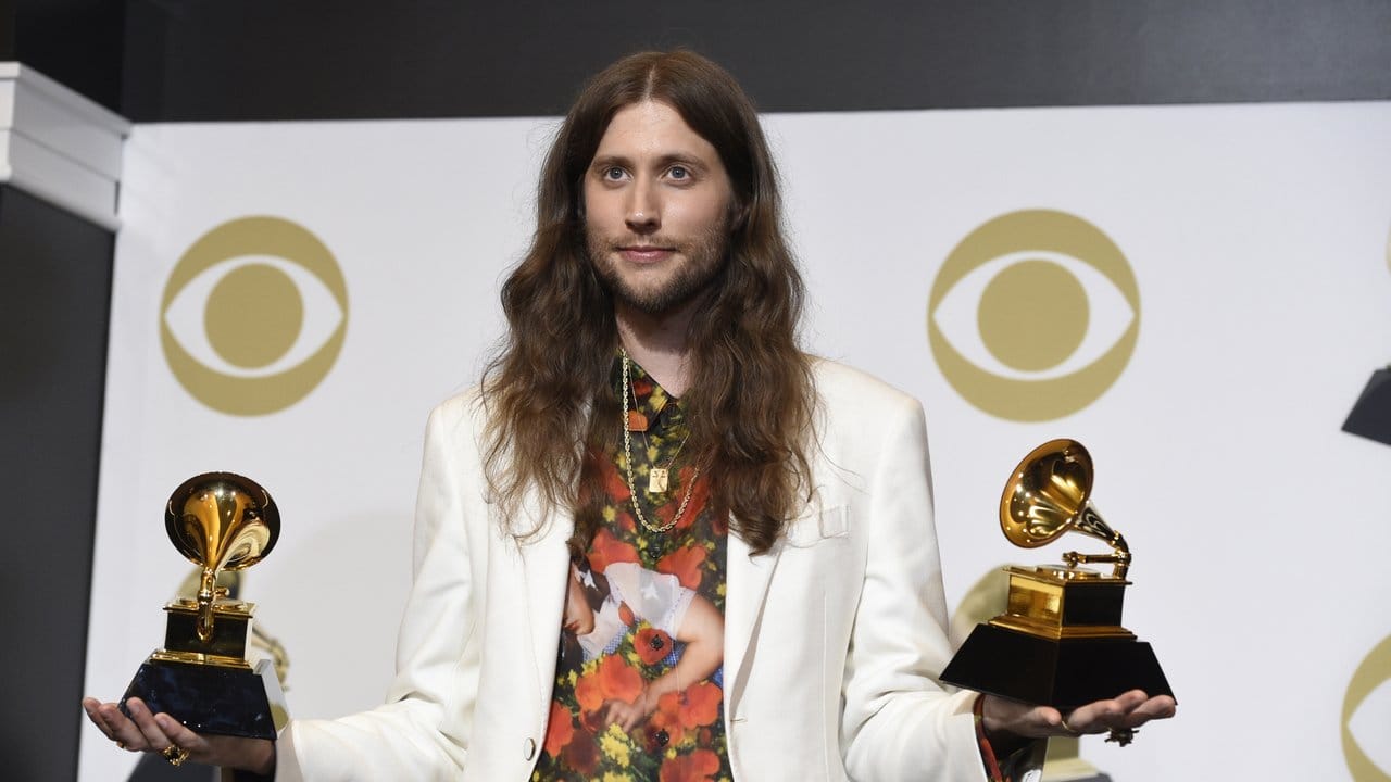 Ludwig Göransson mit den Auszeichnungen für den Song des Jahres ("This is America") und den besten Soundtrack zum Film "Black Panther".