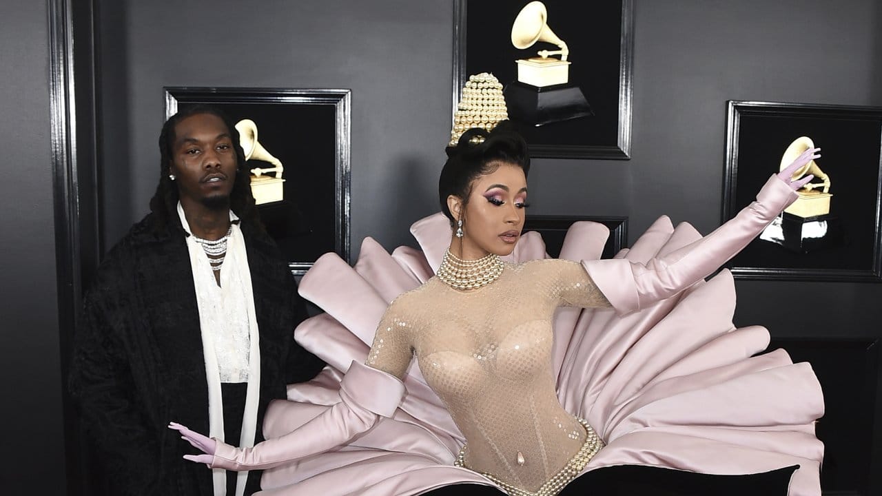 Rapperin Cardi B trägt eines der extravagantesten Outfits der Grammy-Verleihung.